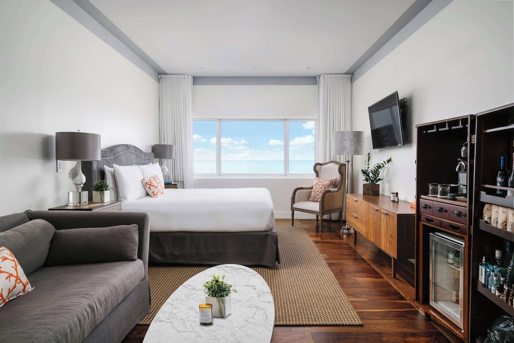 Deluxe Room, 1 King Bed with Sofa bed (Oceanfront)