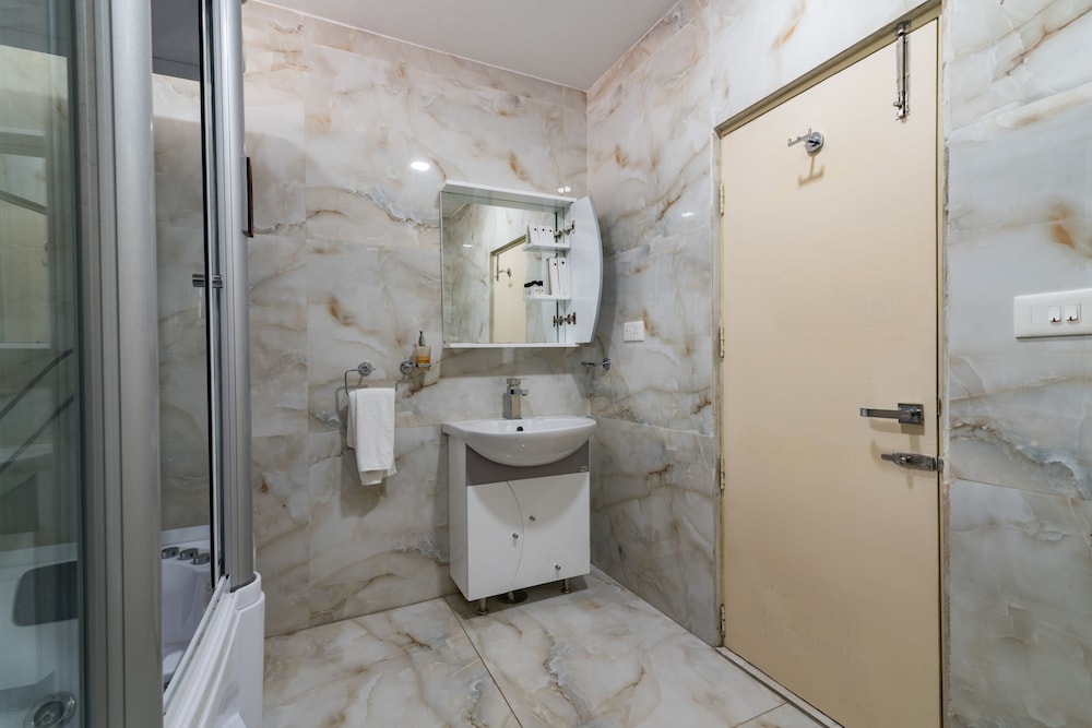 Rudra Super Deluxe Jacuzzi Rooms photo 3