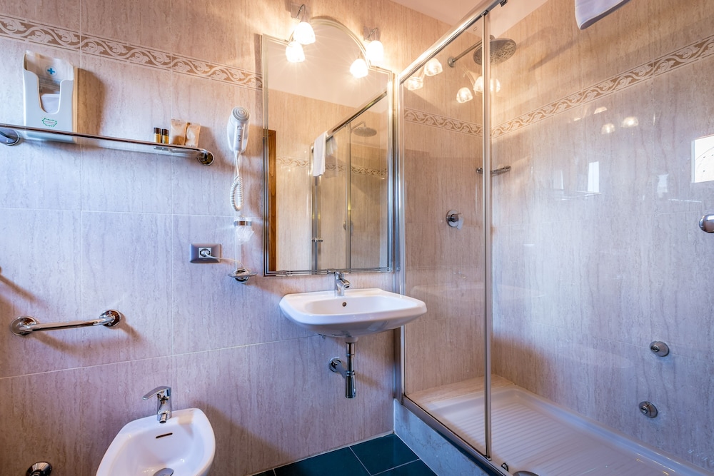 Standard Double or Twin Room photo 2