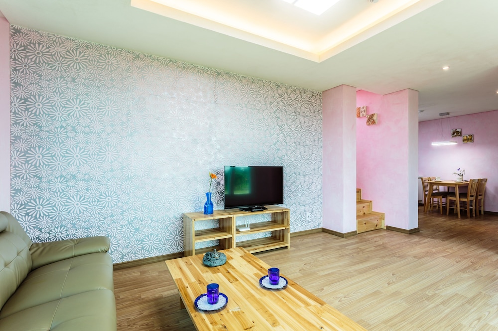 Family House, Multiple Beds, 2 Bathrooms, Garden View (45py Andante) photo 3