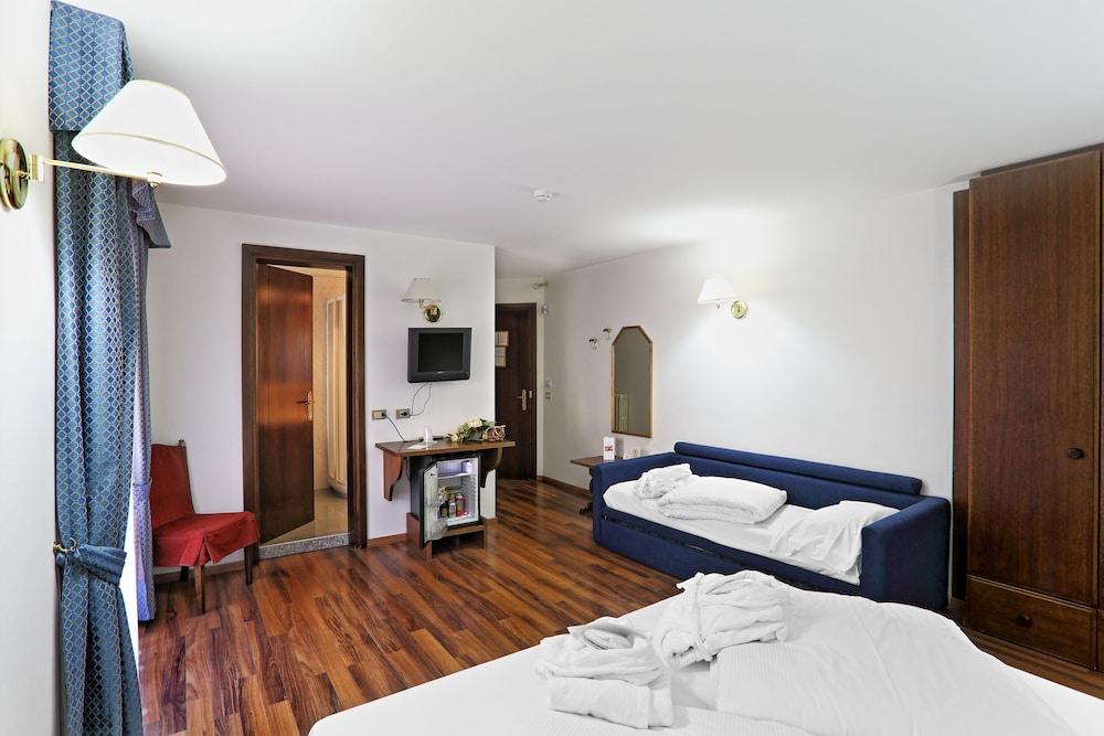 Classic Triple Room photo 2