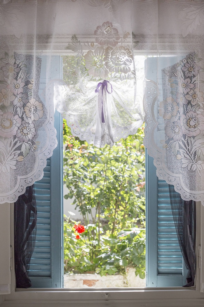 Relax in Elliniko Hidden Gem-vintage Bungalow With Garden and Hot Tub in an Iglo, Billede 15