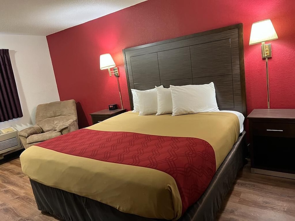 Standard Room, 1 King Bed, Non Smoking - Photo 6