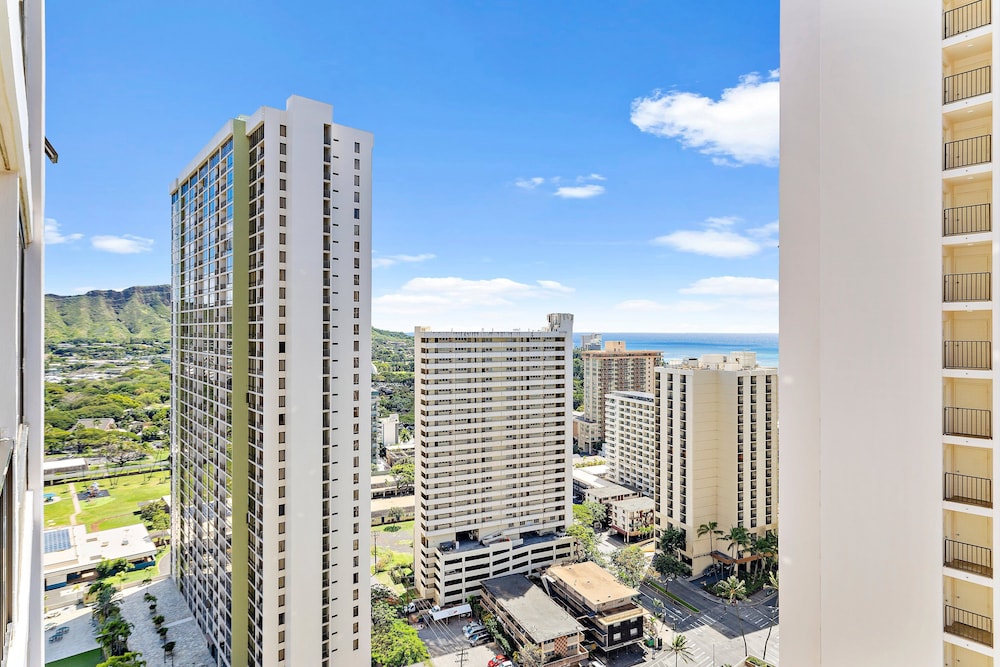 High Floor Ocean View Condo (King Bed and Parking): Suite, 1 Bedroom, Balcony, Ocean View (0025) photo