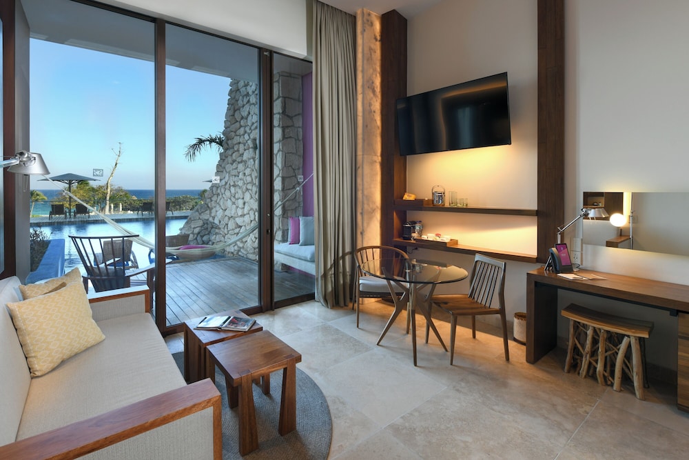 Room, Oceanfront (Swim-up Adults)