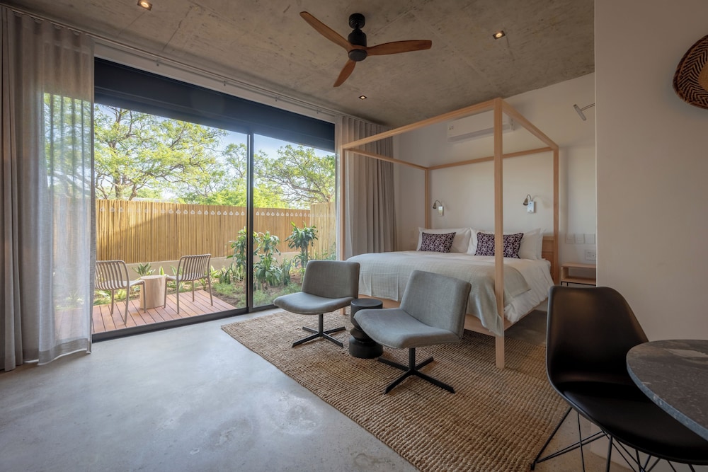 Deluxe Room, Patio, Garden View