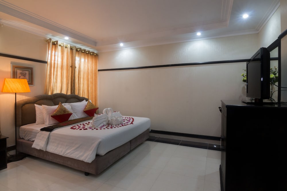 Deluxe Room, 1 King Bed photo 3