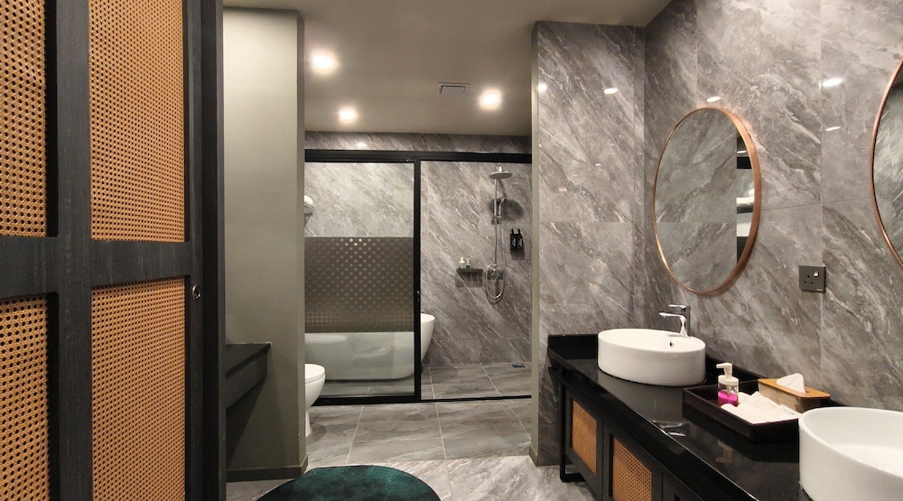 8 Suites Premier Triple thumbnail 5