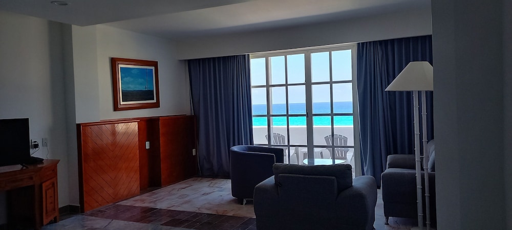 Two Bedroom Ocean View with Pool - Photo 14