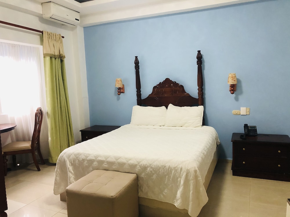 Standard Room, 1 Queen Bed photo 2