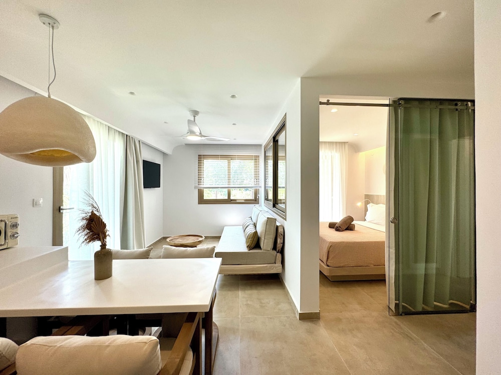 Executive Suite, 2 Bedrooms, Partial Sea View