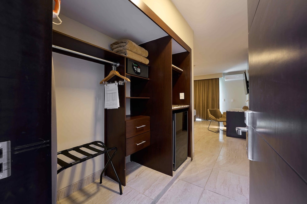 Executive Suite, Multiple Beds, Refrigerator photo 3