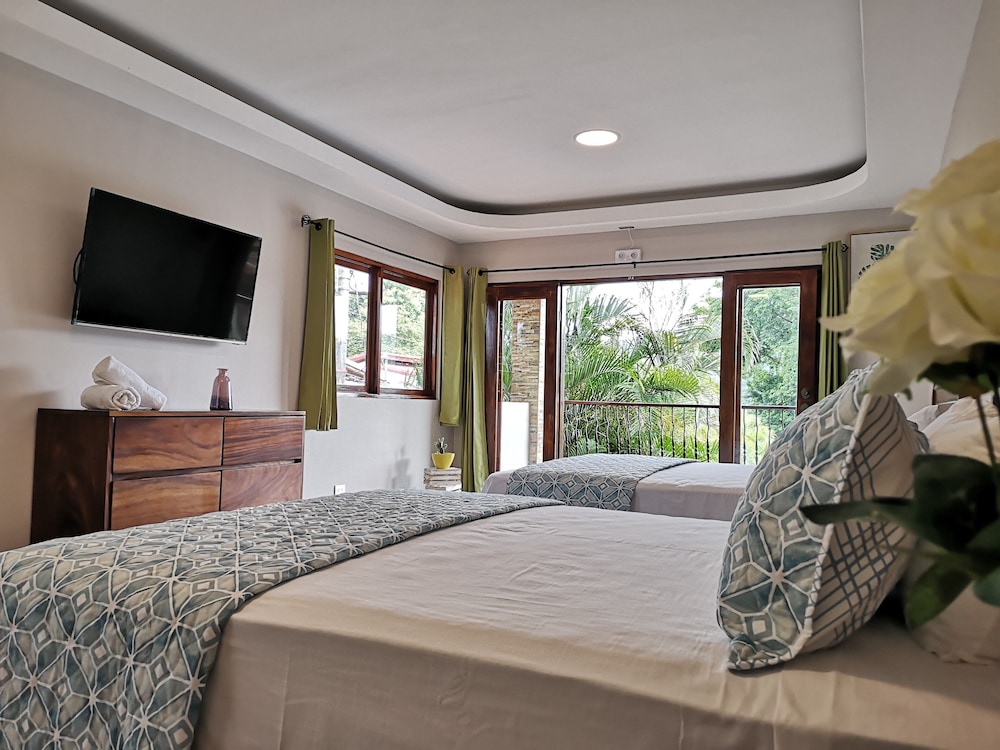 Standard Quadruple Room, 2 Queen Beds photo 1