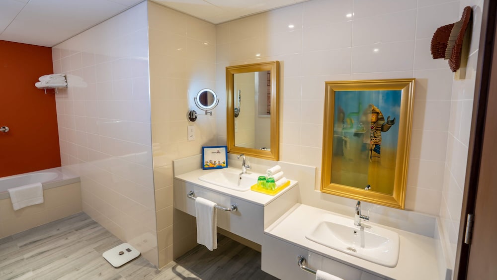 Adventure Fully Themed Family Suite with park access photo 2