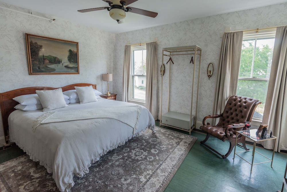 Standard Room, 1 King Bed photo 1