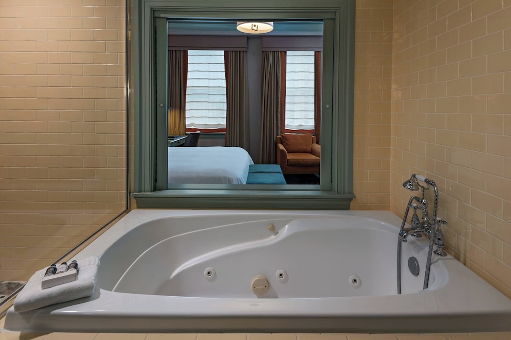 Deluxe Room, 1 King Bed, City View - Photo 11