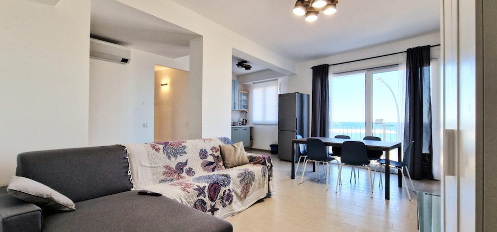 Apartment, Smoking