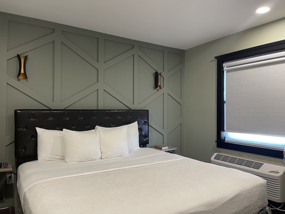 Premium Suite, 1 King Bed With Sofa Bed photo 3