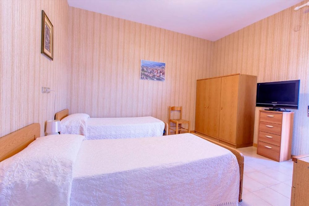Suite, 2 Bedrooms - Photo 3