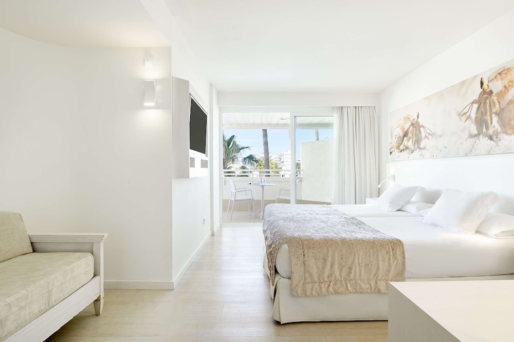 Habitación Triple, Vista a la Piscina (2 Adultos y 1 Niño)