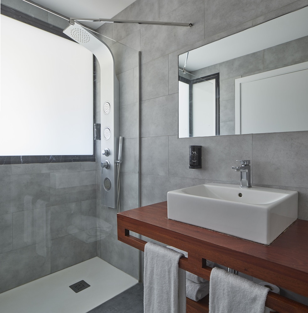 Standard Double Room Single Use, Terrace, Partial Ocean View (90 mins of free spa access per day) photo 3