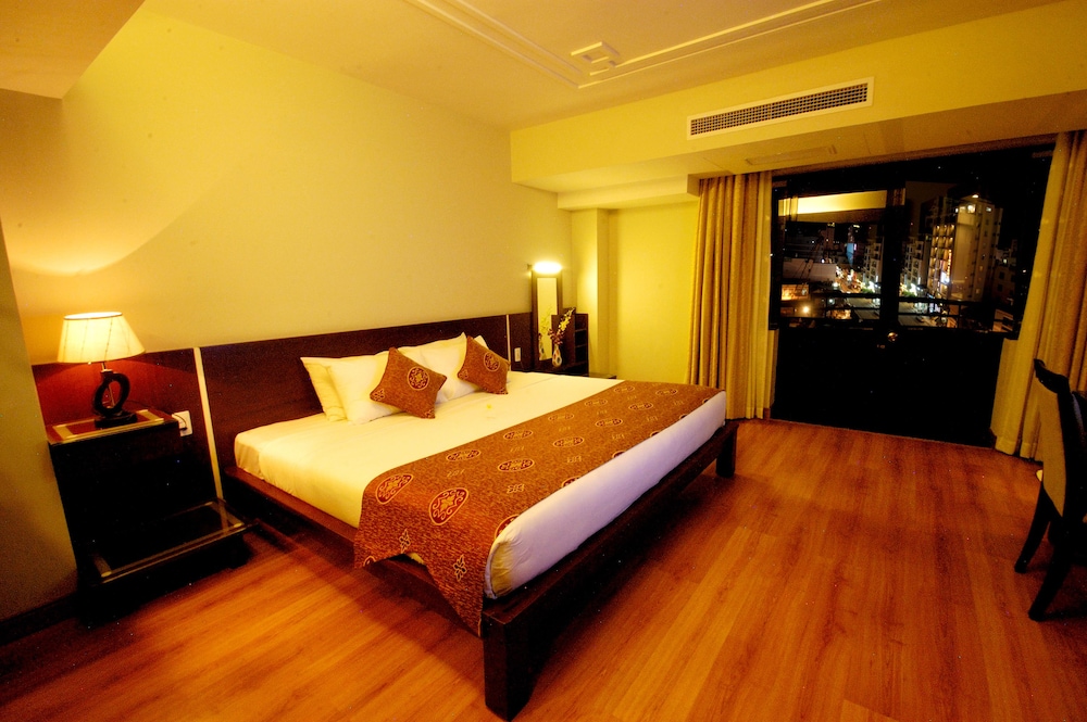 Junior Suite, 1 Queen Bed, City View - Photo 8