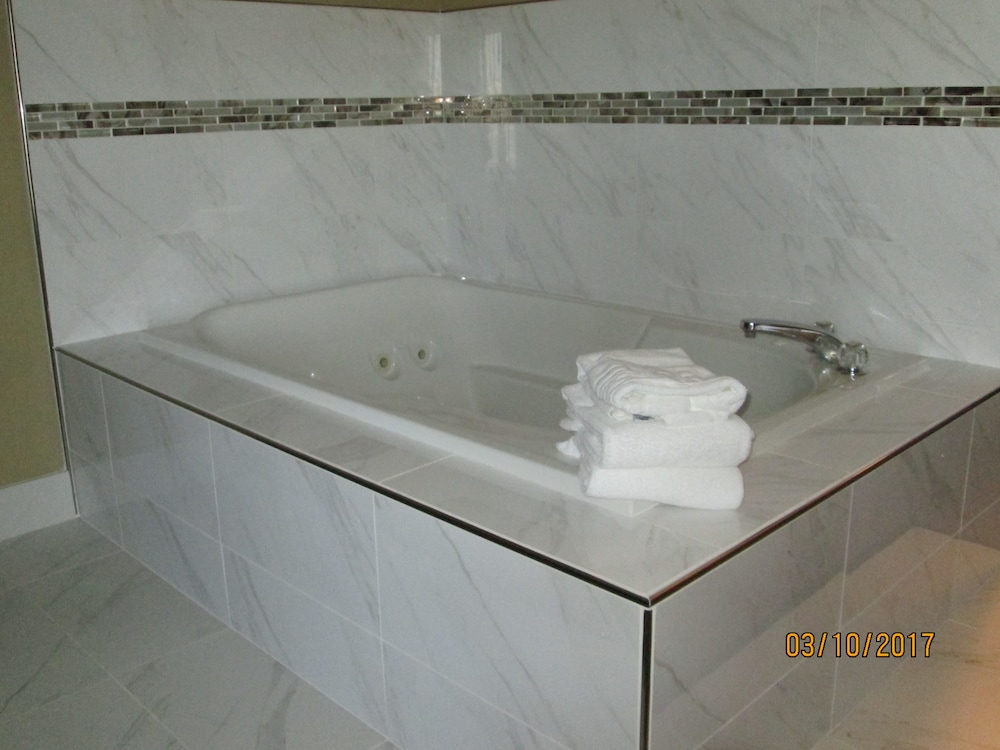 Suite, 1 King Bed, Non Smoking, Hot Tub photo 3