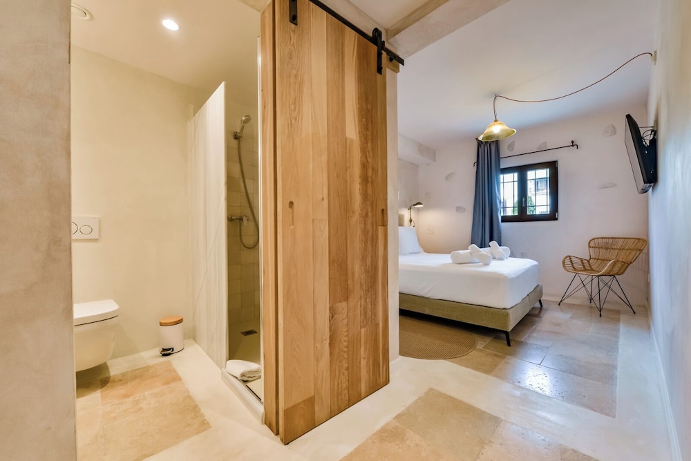 DOUBLE ROOM QUEEN