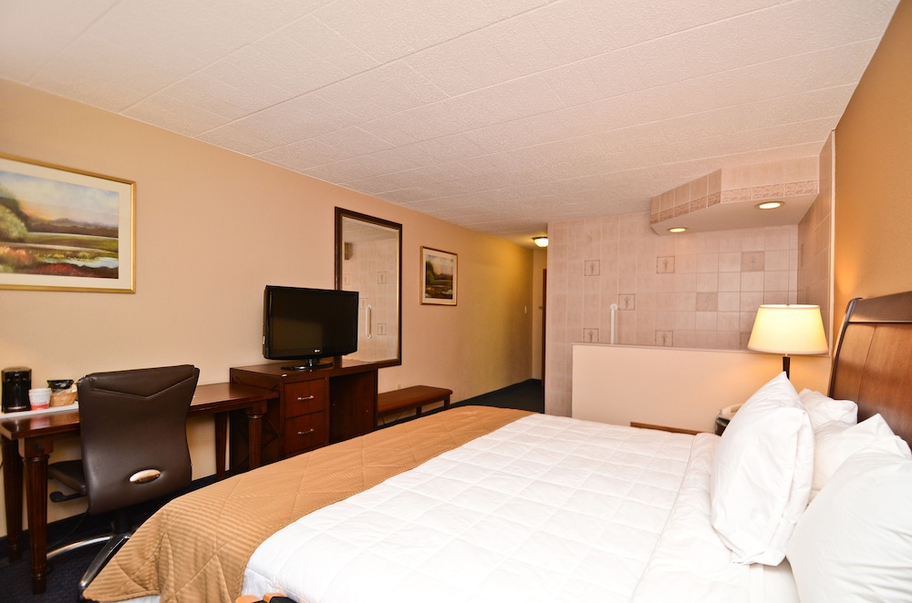 Luxury Room, 1 King Bed, Non Smoking, Jetted Tub photo 3