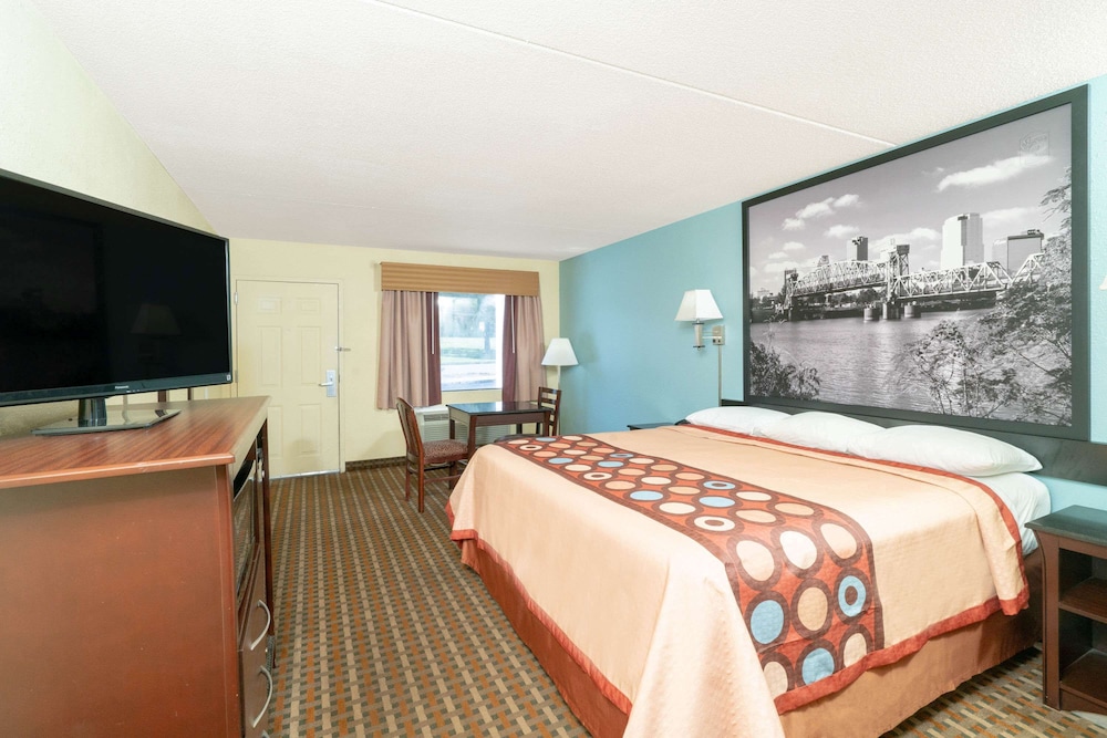 Standard Room, 1 King Bed, Smoking, Refrigerator & Microwave - Photo 1