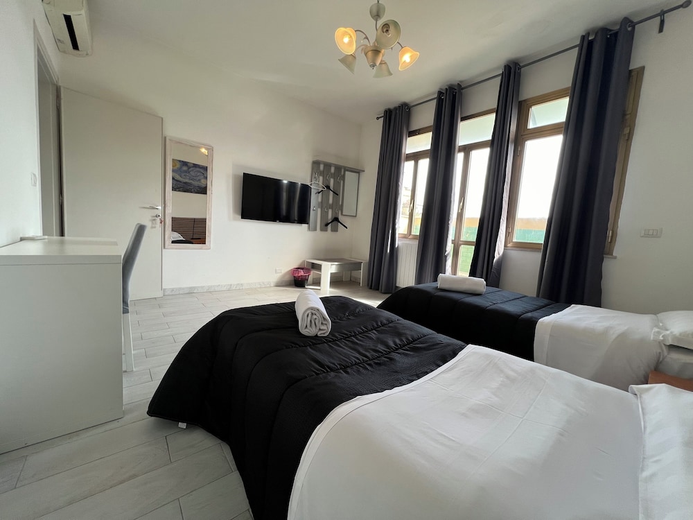 Superior Twin Room, Shared Bathroom photo 3