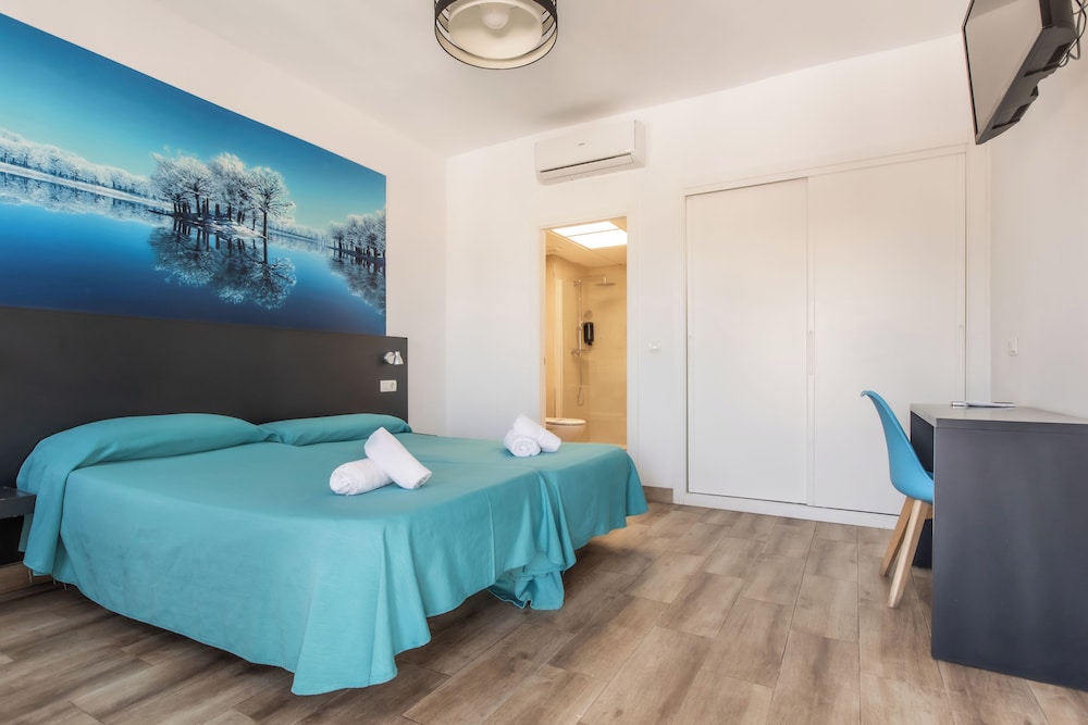 Standard Double Room with Free Airport Shuttle - Photo 9
