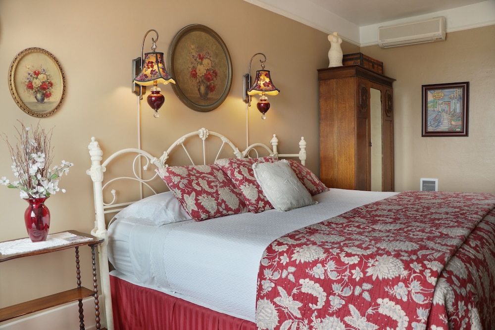 Deluxe Room (1)