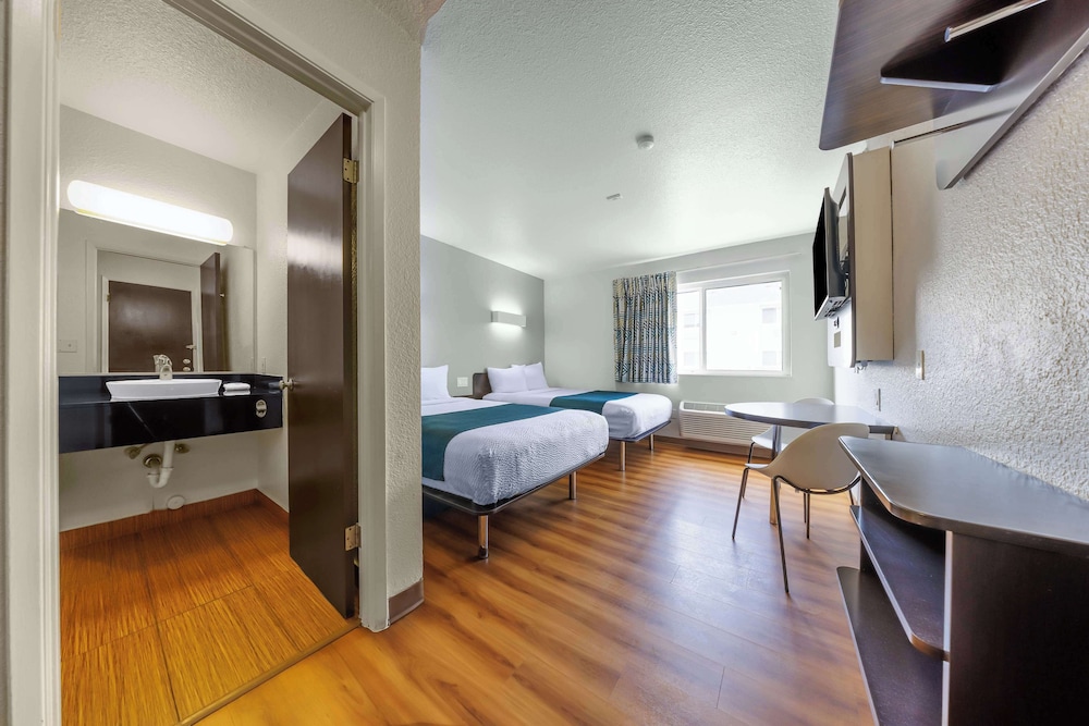 Standard Room, 2 Double Beds, Non Smoking - Photo 1