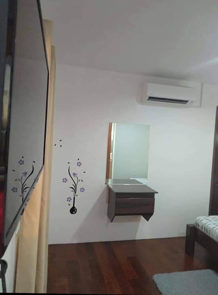 Deluxe Room, 1 Queen Bed, Non Smoking, Garden View photo 2