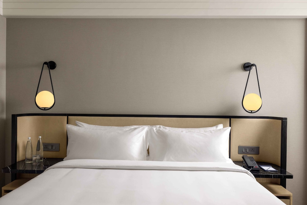 SUPERIOR CLUB ROOM WITH 1 KING BED - LOUNGE ACCESS WITH COCKTAIL HOURS
