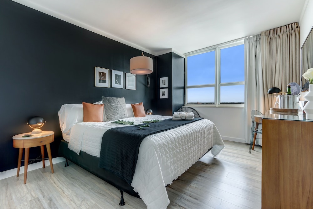Beautiful City View Room in Coconut Grove ( NO BALCONY OR KITCHEN) photo 1