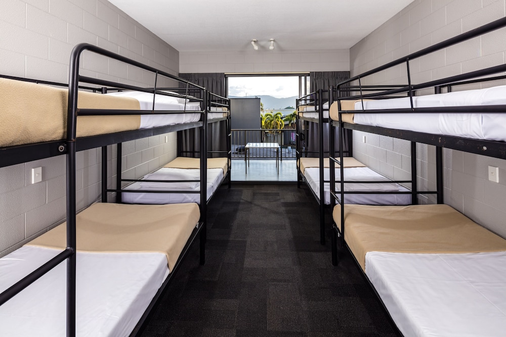 8 bed Mixed Dorm With En-Suite photo 3