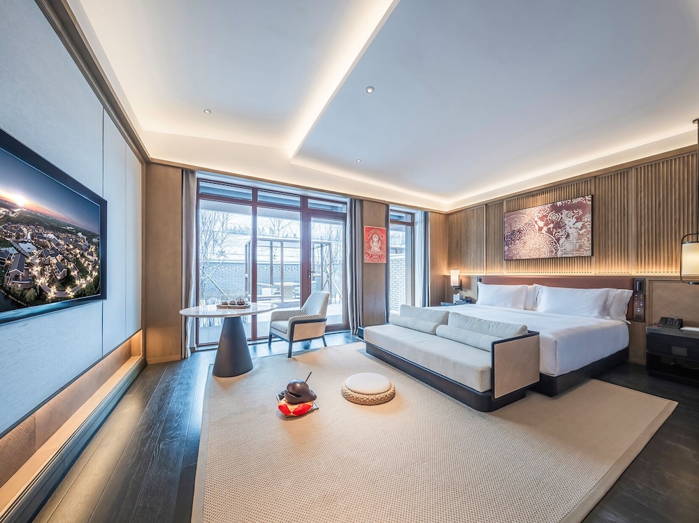 Double Room, 1 King Bed, Courtyard Area