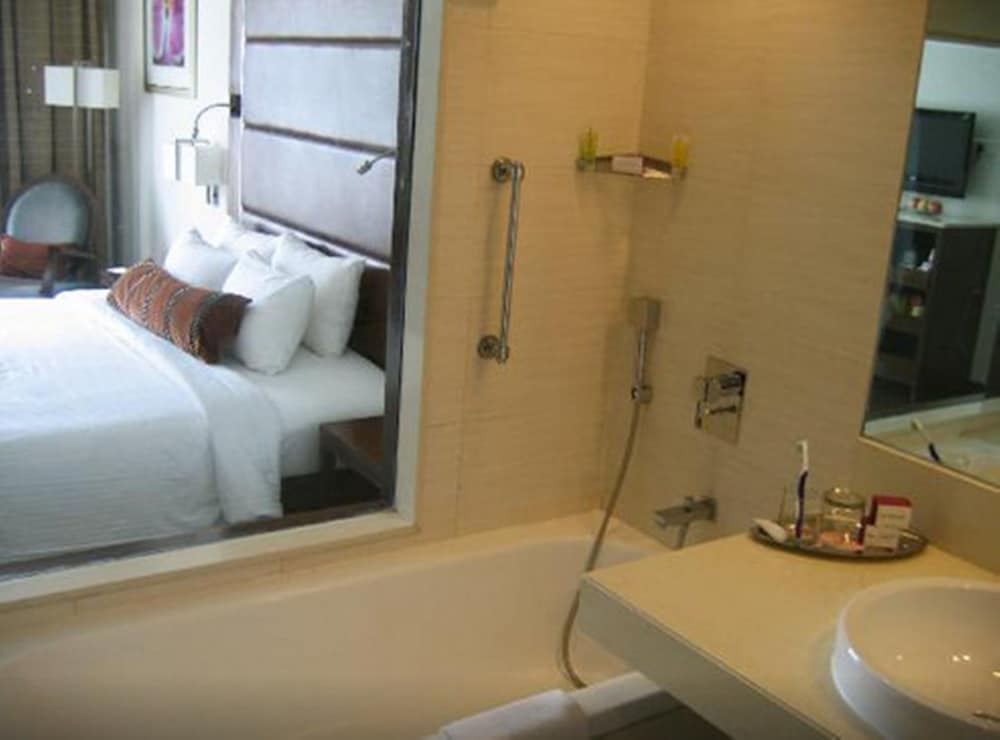 Deluxe Room with Bathtub - Photo 5