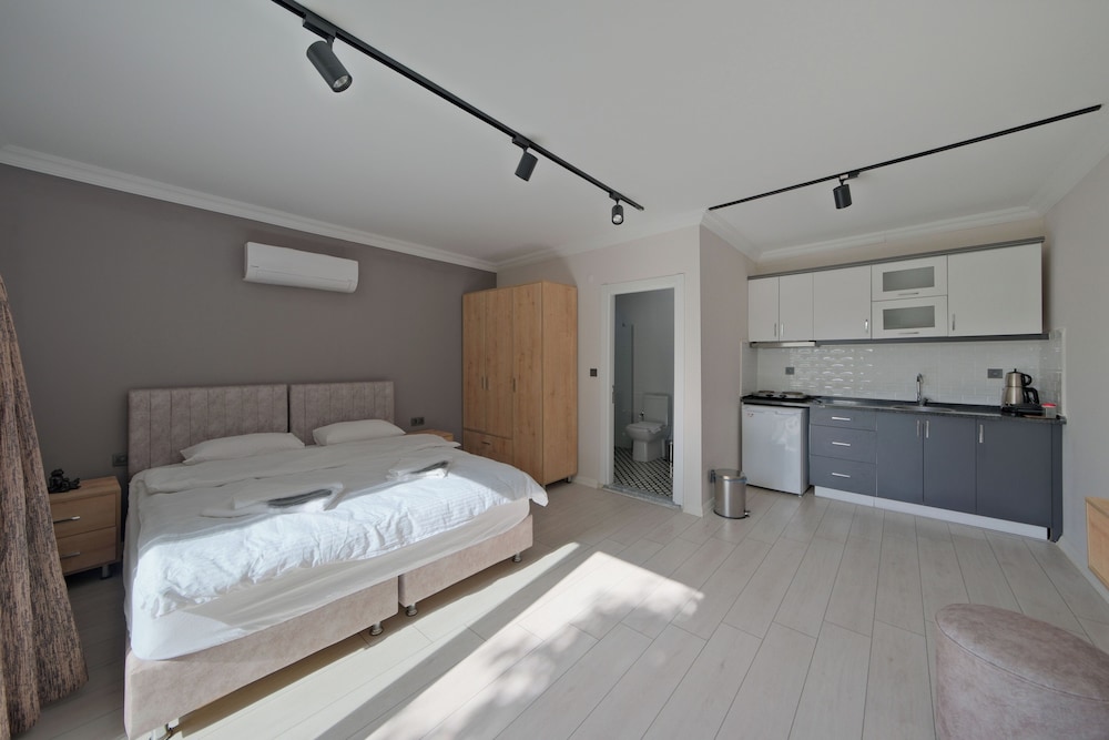 Studio Suite, Pool View