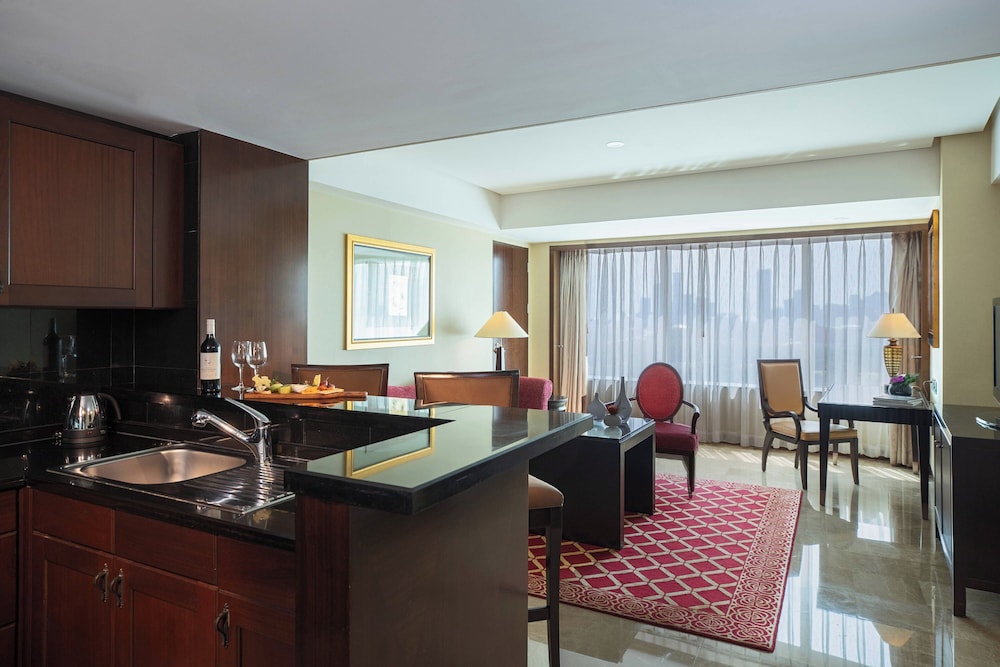 Executive Suite, 1 Bedroom - Photo 2