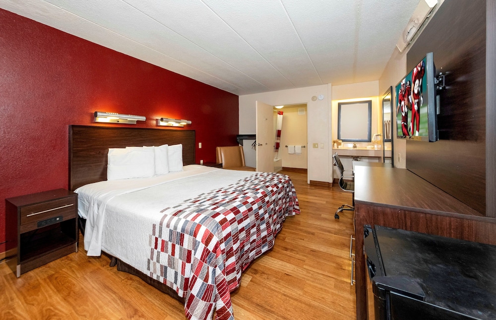 Superior Room, 1 King Bed, Accessible, Non Smoking - Photo 1
