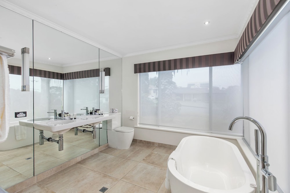 Four-Bedroom House- 9 Fairlie Street photo 3
