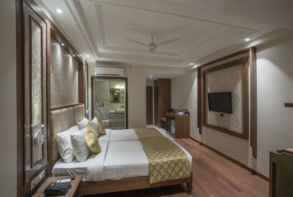 Deluxe Room, 1 King Bed photo 2