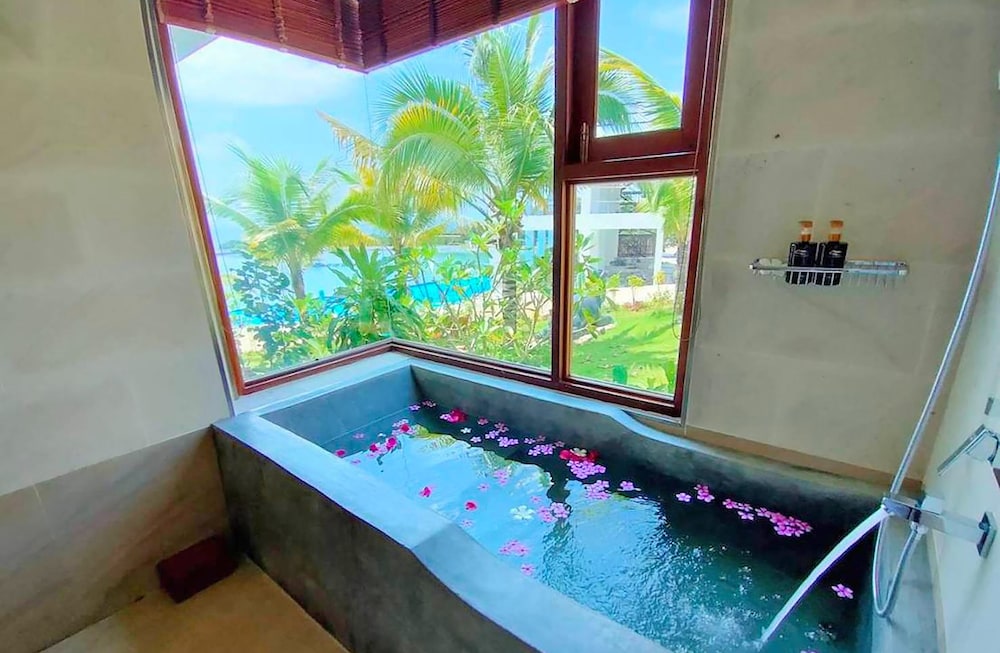 Deluxe Pool View with bathtub photo 3