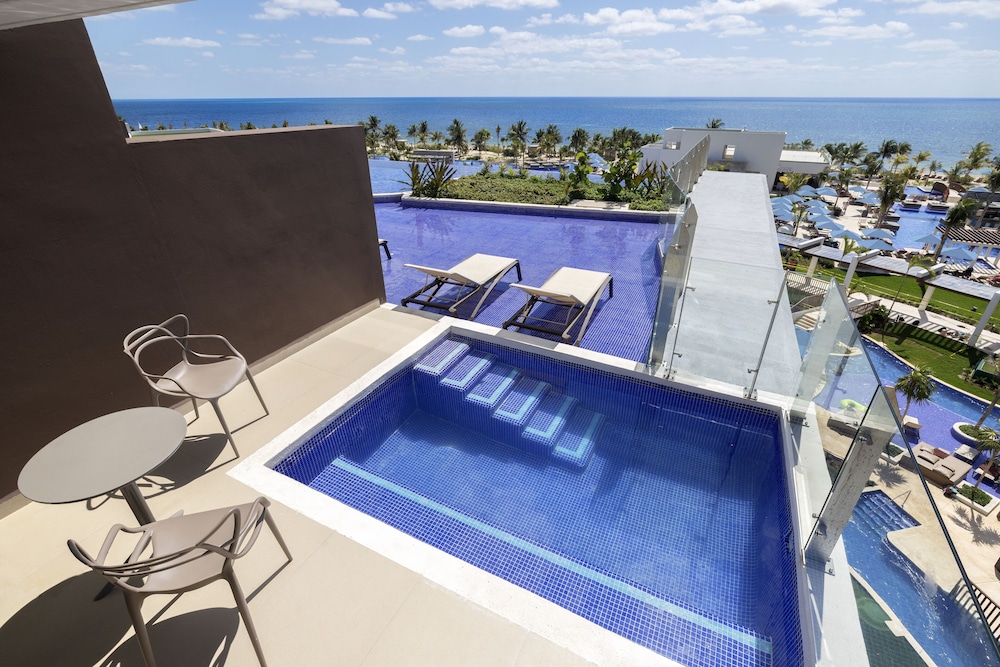 Luxury Junior Suite Ocean Front Swim Out Diamond Club - Photo 1