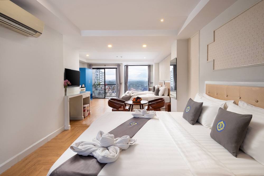 Deluxe Family Room - Photo 7
