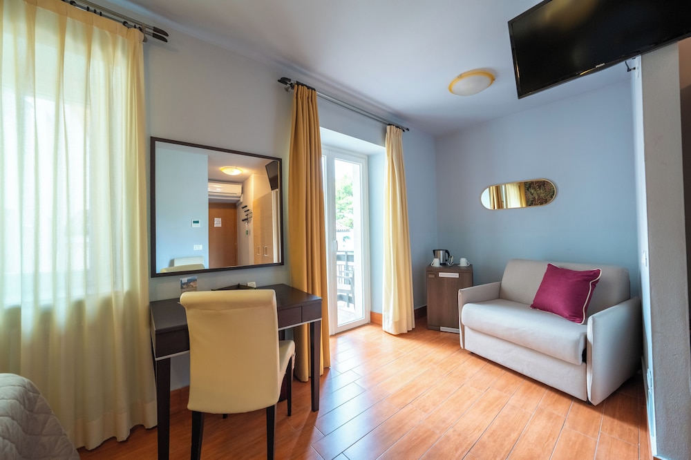Superior Double Room, Balcony, Partial Lake View photo 2