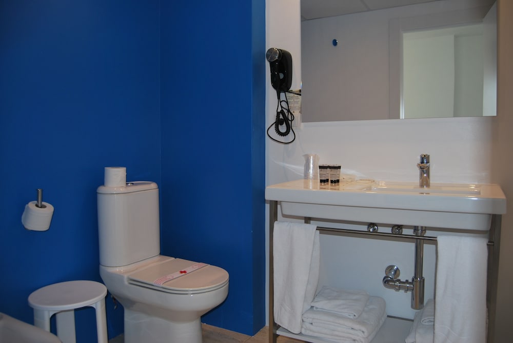 Standard Double Room - Photo 12